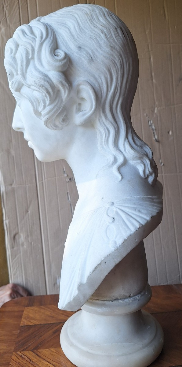 Buste en marbre jeune femme vers 1830