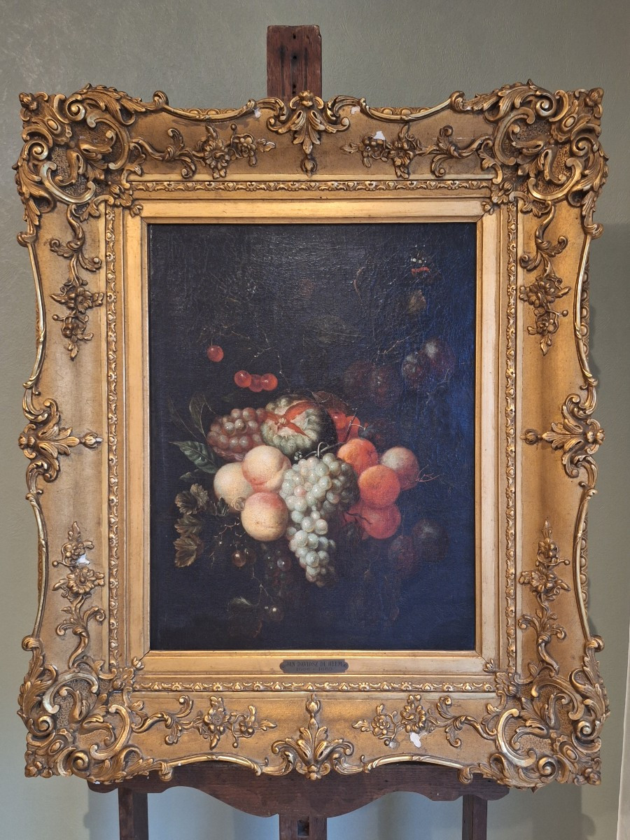 École hollandaise fin XVII, nature morte aux raisins, agrumes, cerise et papillons