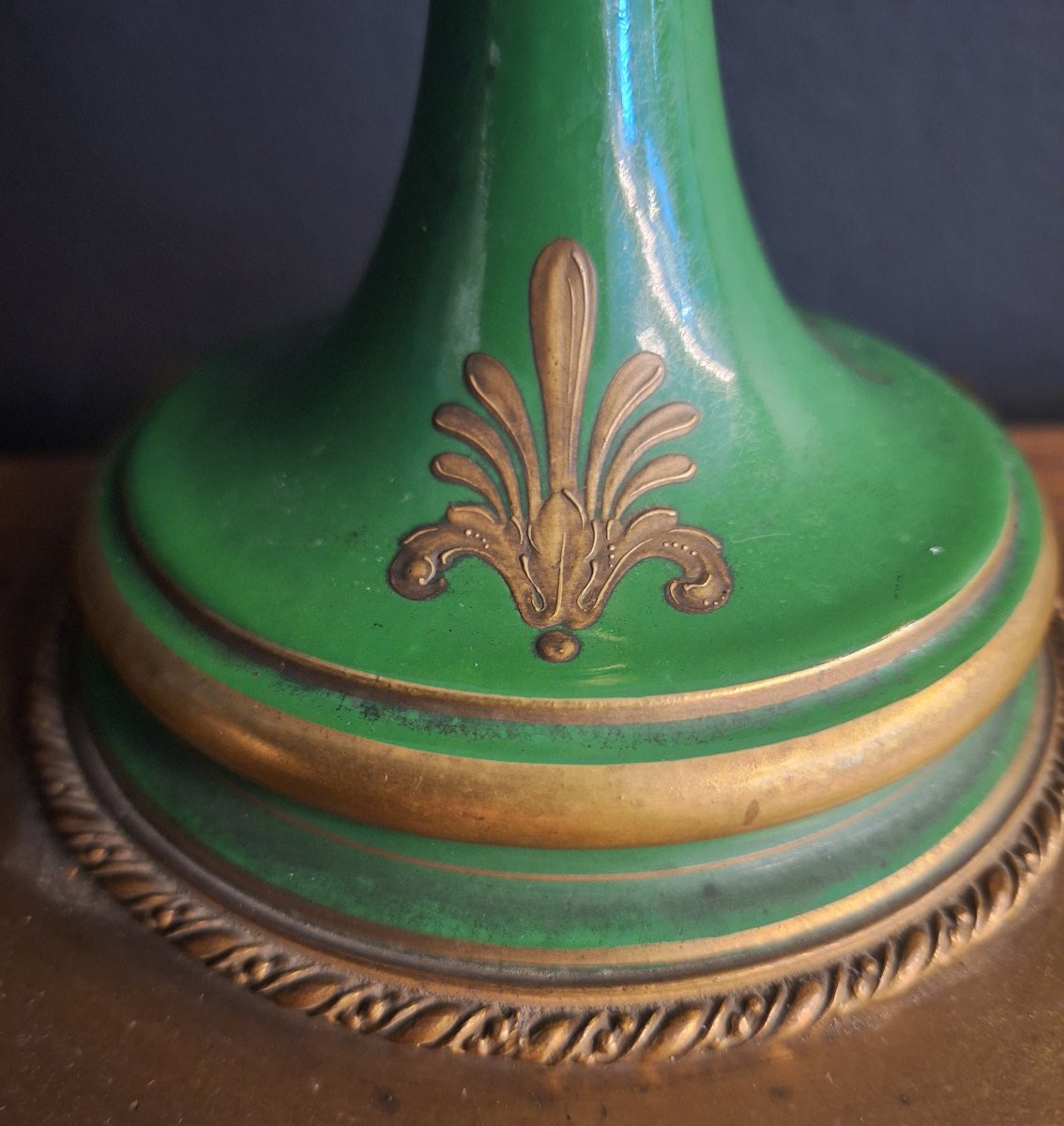 Paire de vases en porcelaine polychrome décorée de scènes Napoleoniennes.-photo-2