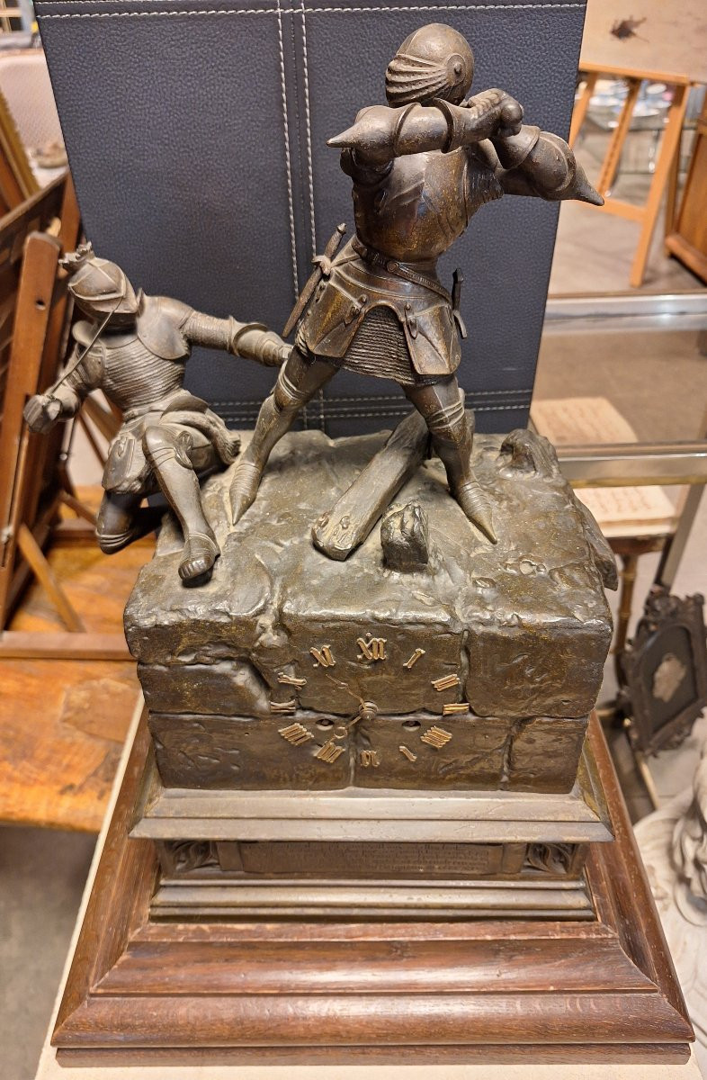 Pendule en bronze patinée représentant un combat de chevaliers. Attribué à  J.F.T. GECHTER-photo-3