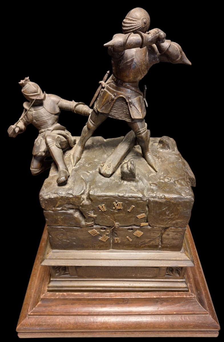 Pendule en bronze patinée représentant un combat de chevaliers. Attribué à  J.F.T. GECHTER