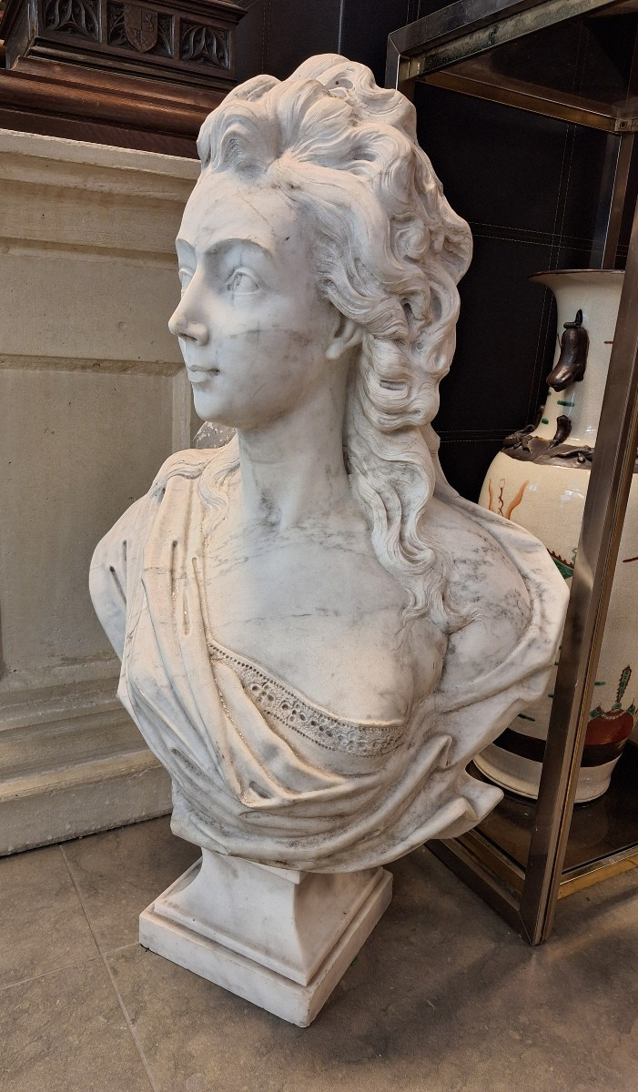 Buste de femme en marbre blanc dans le goût du XVIIIème époque XIXème