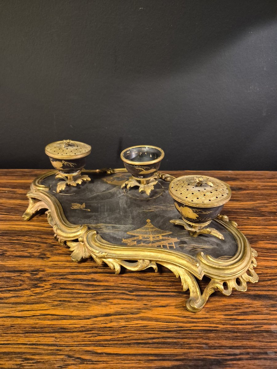 Encrier de style Louis 15 en laque de Chine et bronze doré époque Napoléon III 