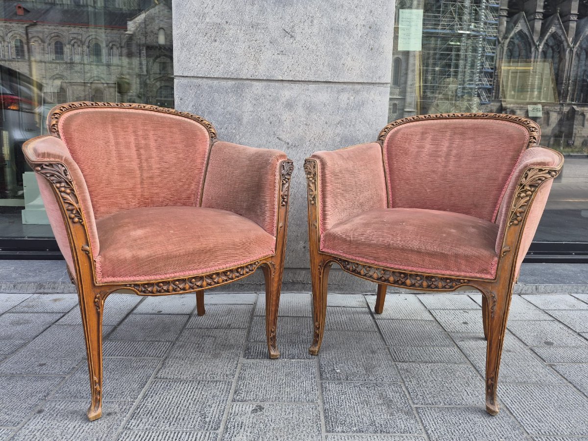 Louis Majorelle, paire de bergères en noyer " modèle aubépine "