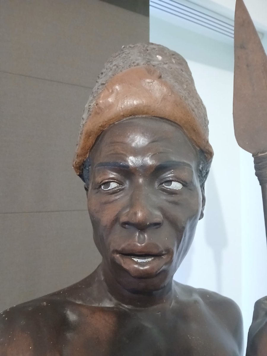 Friedrich Goldscheider :Grande sculpture en terre cuite polychrome représentant un guerrier afr-photo-5