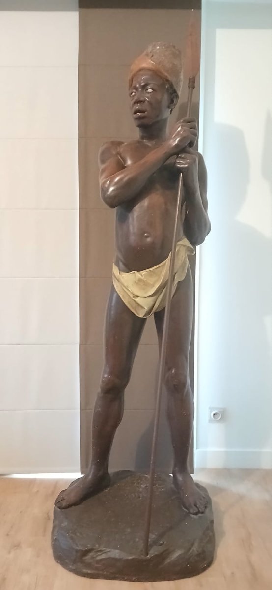 Friedrich Goldscheider :Grande sculpture en terre cuite polychrome représentant un guerrier afr
