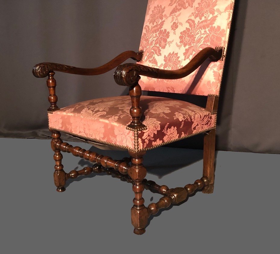 Un Fauteuil Louis XIII En Noyer-photo-2