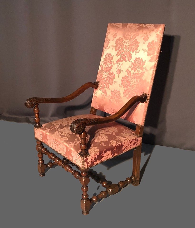 Un Fauteuil Louis XIII En Noyer-photo-3