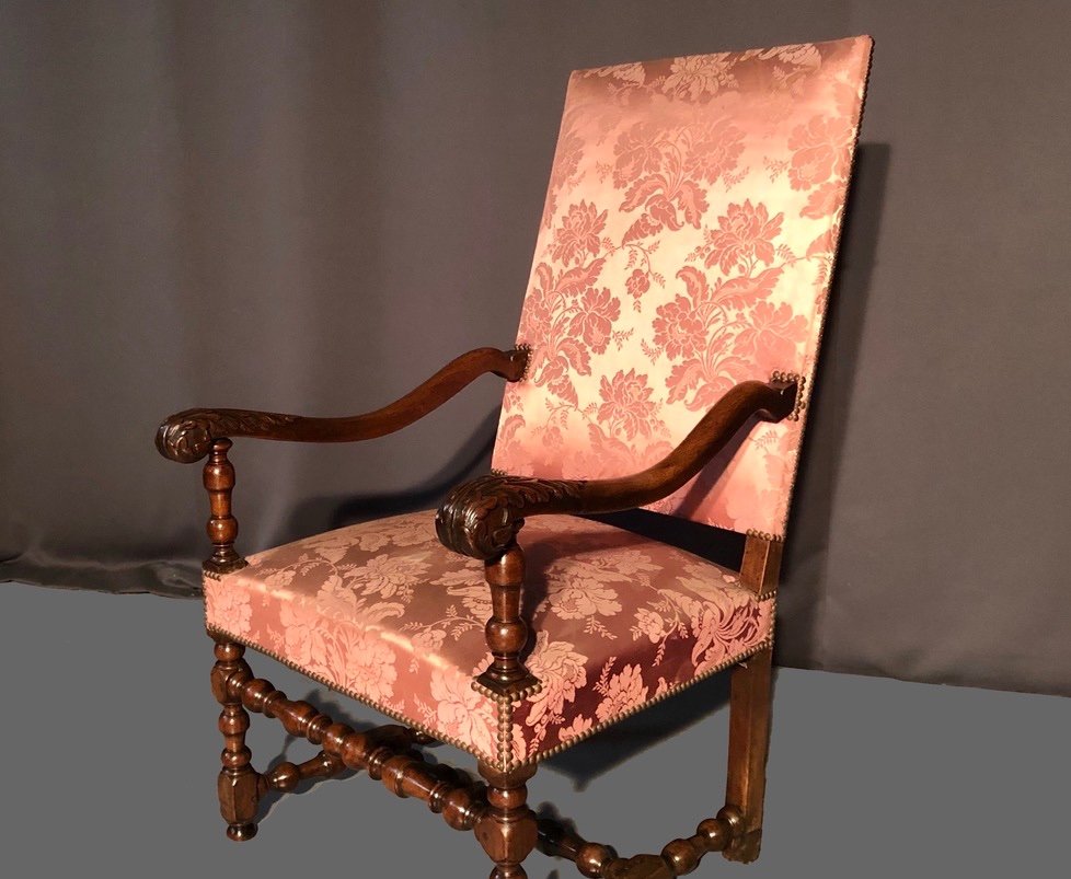 Un Fauteuil Louis XIII En Noyer-photo-4