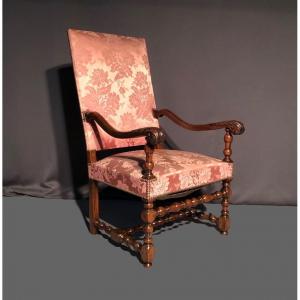 Un Fauteuil Louis XIII En Noyer