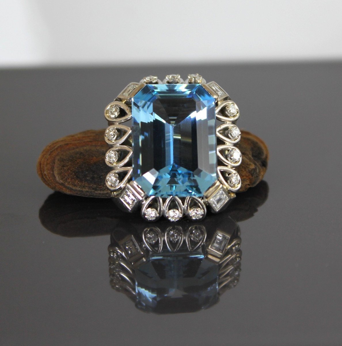 Gold Brooch With Aquamarine (+/- 18 Ct- 20 X 14 Mm) And Diamonds (+/- 0.70 Ct)
