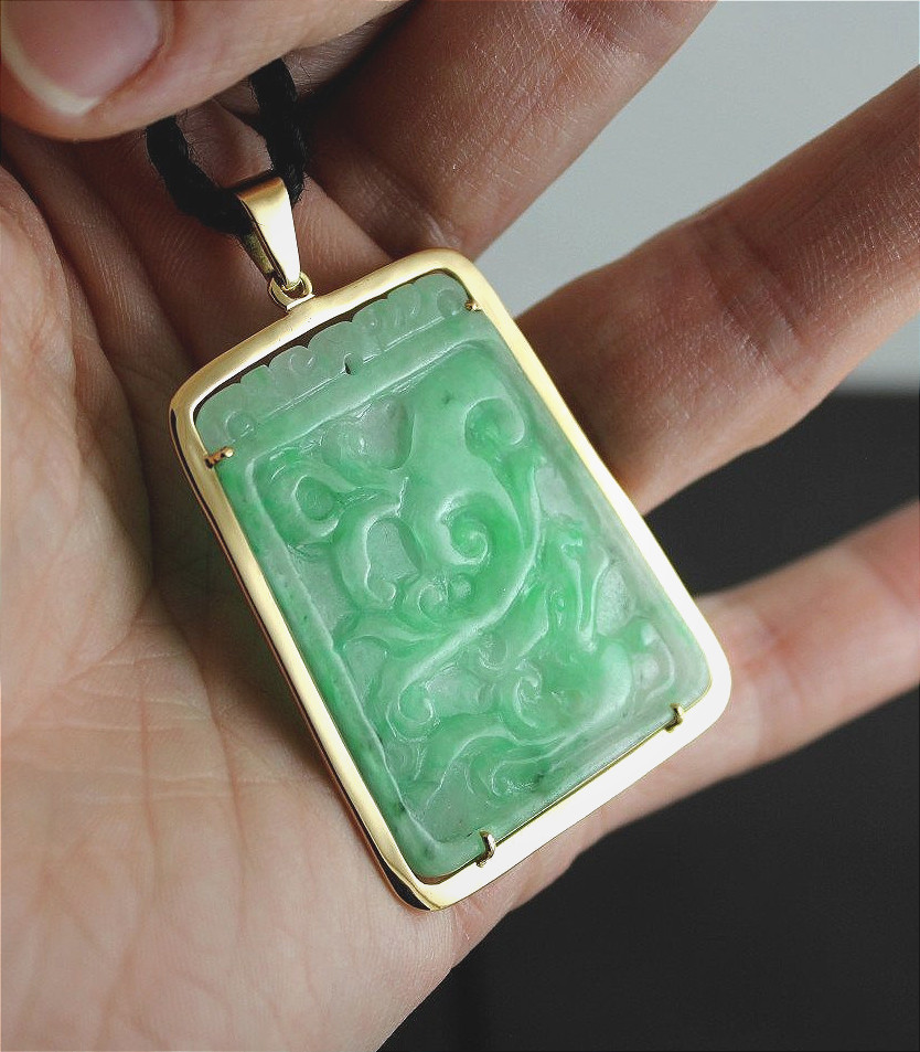 Pendentif en or et plaque de Jade