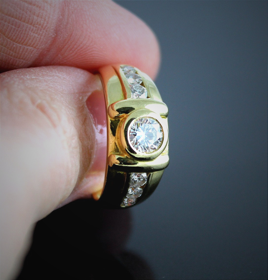 Bague or et diamants  (centre +/-0.55 ct + 0.40 ct entourage )