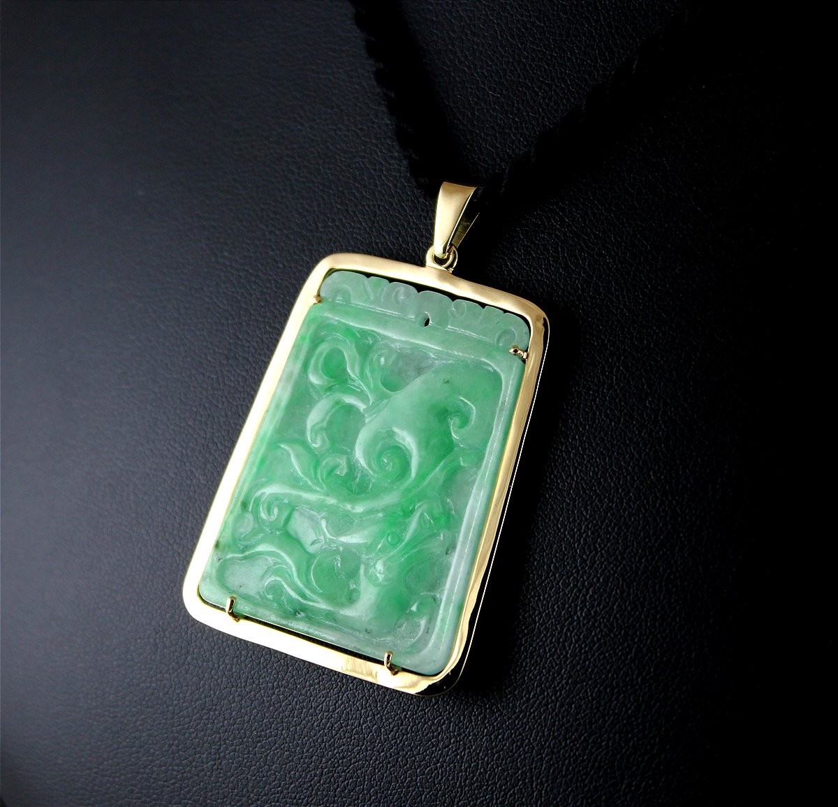 Pendentif or et Jade