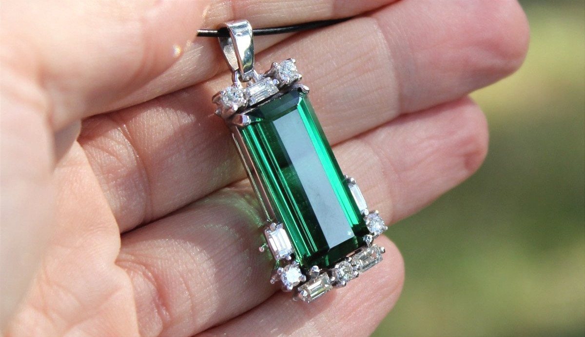 Gold Pendant With Green Tourmaline (+16 Ct) And Diamonds (+1 Ct)-photo-2