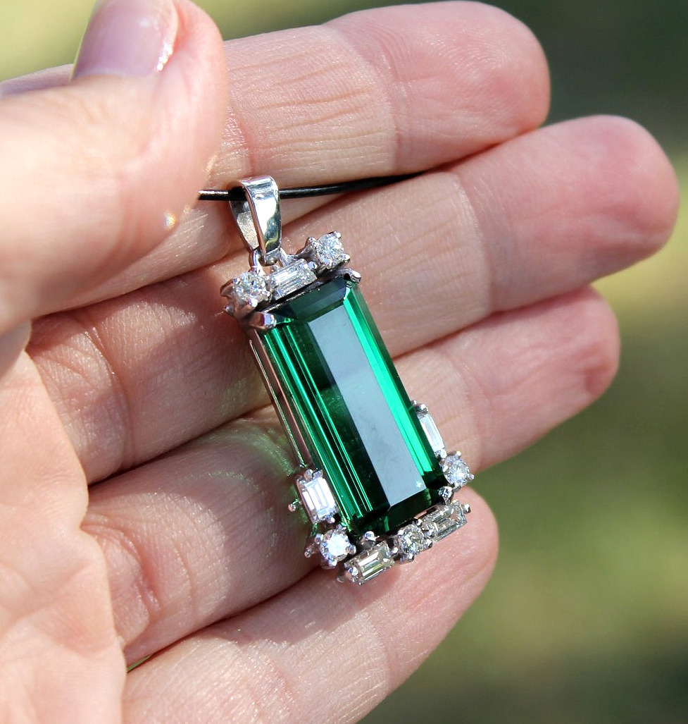 Gold Pendant, Green Tormaline (16 Ct) And Diamonds (+/-1 Ct)