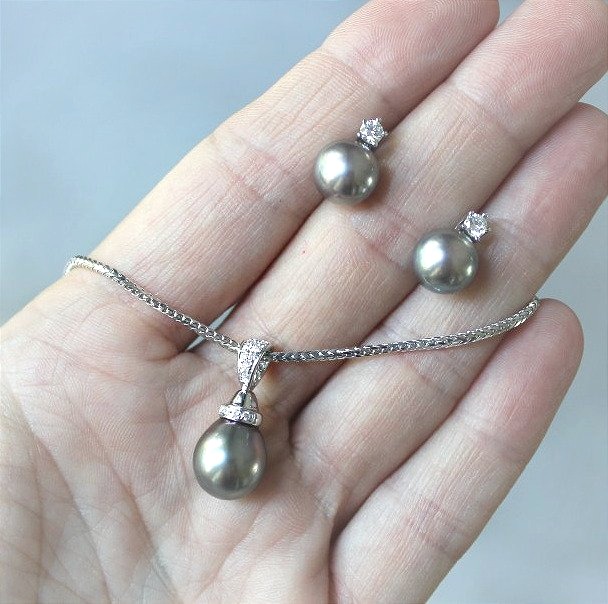 Parure  collier + boucles en or, perle de Tahiti et diamants