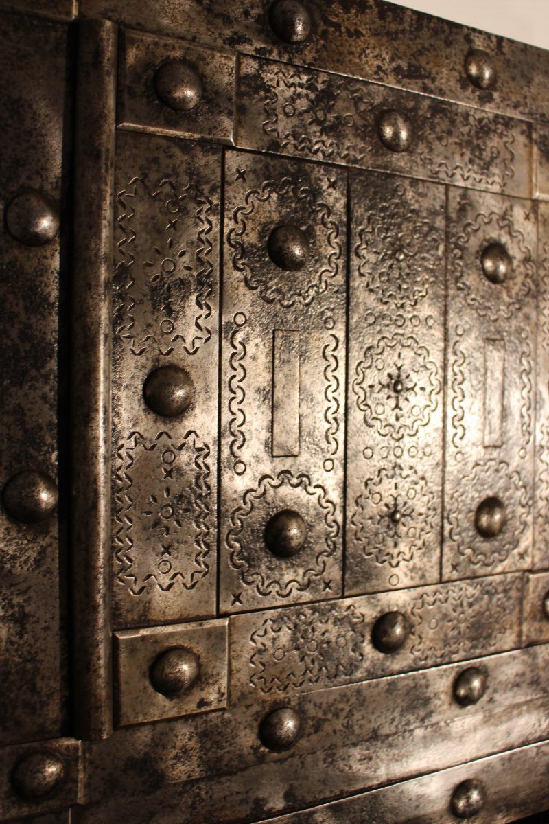 Small 17th Century Chest-photo-3