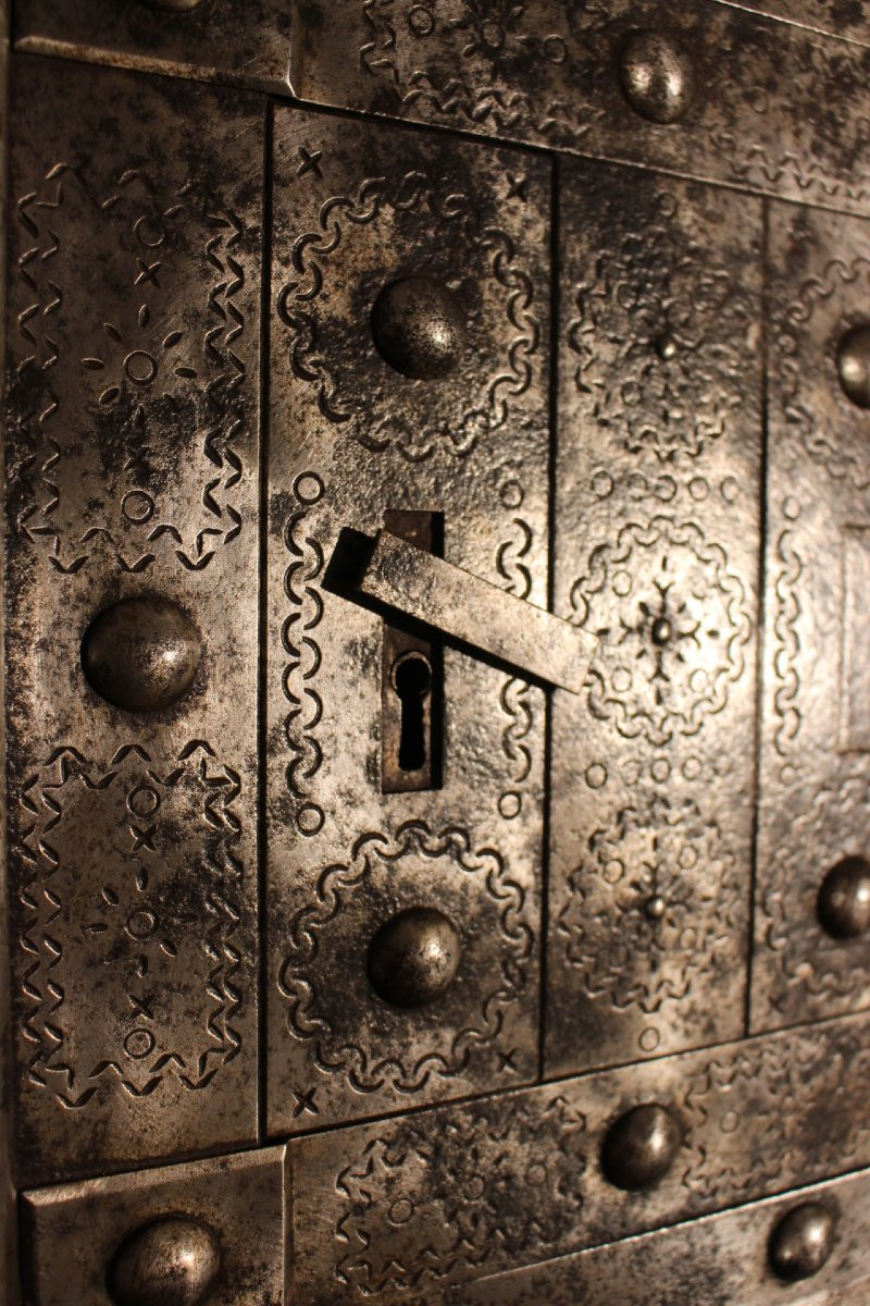 Small 17th Century Chest-photo-4