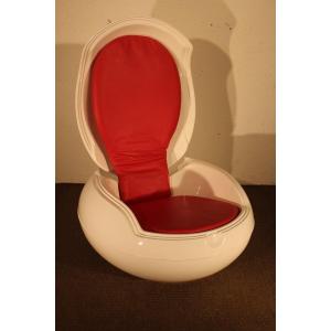 Fauteuil Egg par Peter GHYCZY