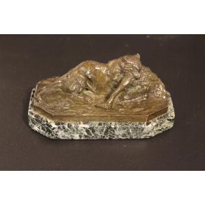 Lionne et autruche en bronze