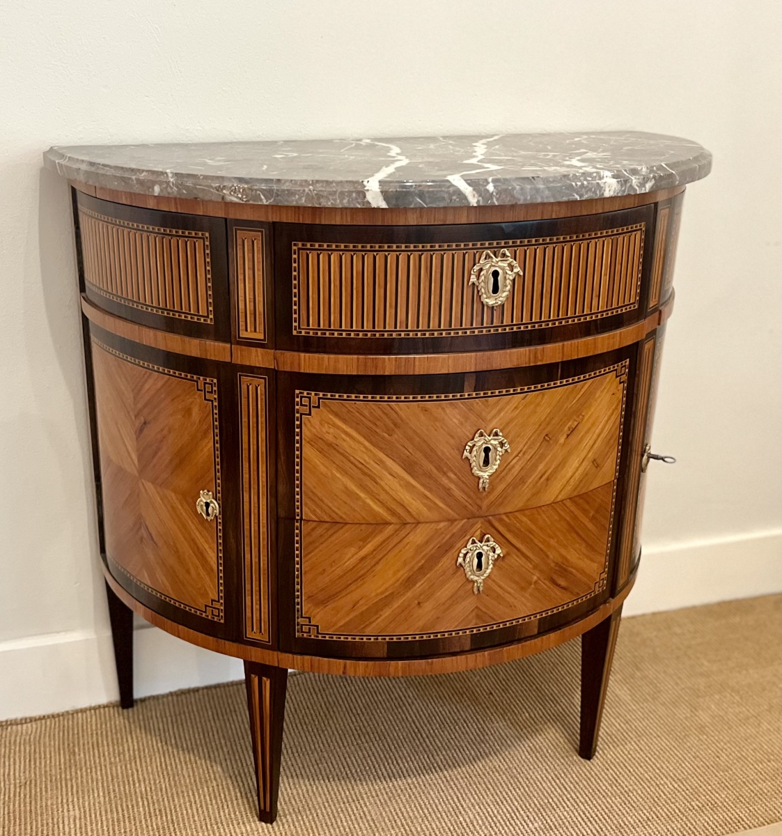 Demi-Lune commode époque Louis XVI