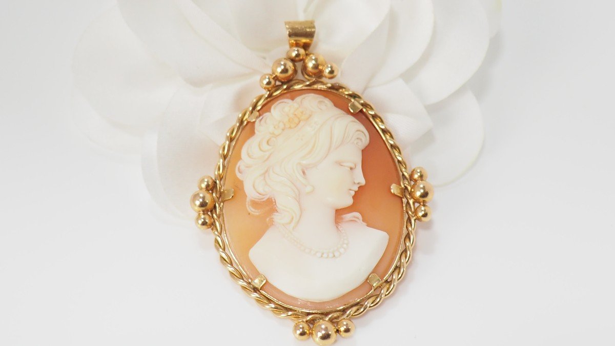 Important Pendant In Yellow Gold And Cameo