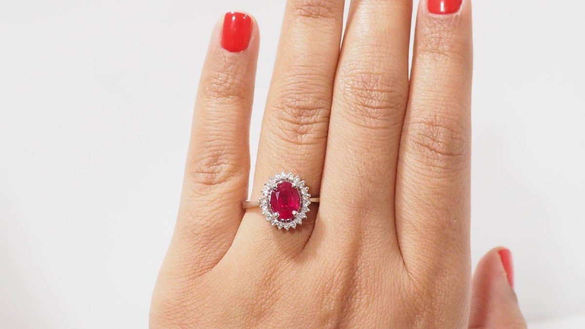 Daisy Ring In White Gold, Oval Ruby And Diamonds-photo-2