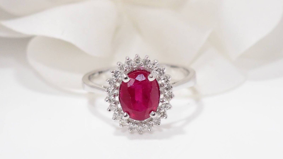 Daisy Ring In White Gold, Oval Ruby And Diamonds-photo-3