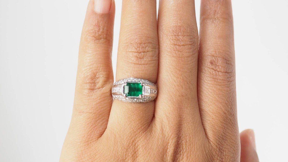 Bangle Ring In White Gold Emerald And Diamonds-photo-2