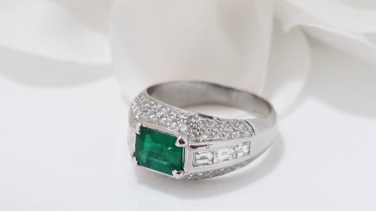 Bangle Ring In White Gold Emerald And Diamonds-photo-4