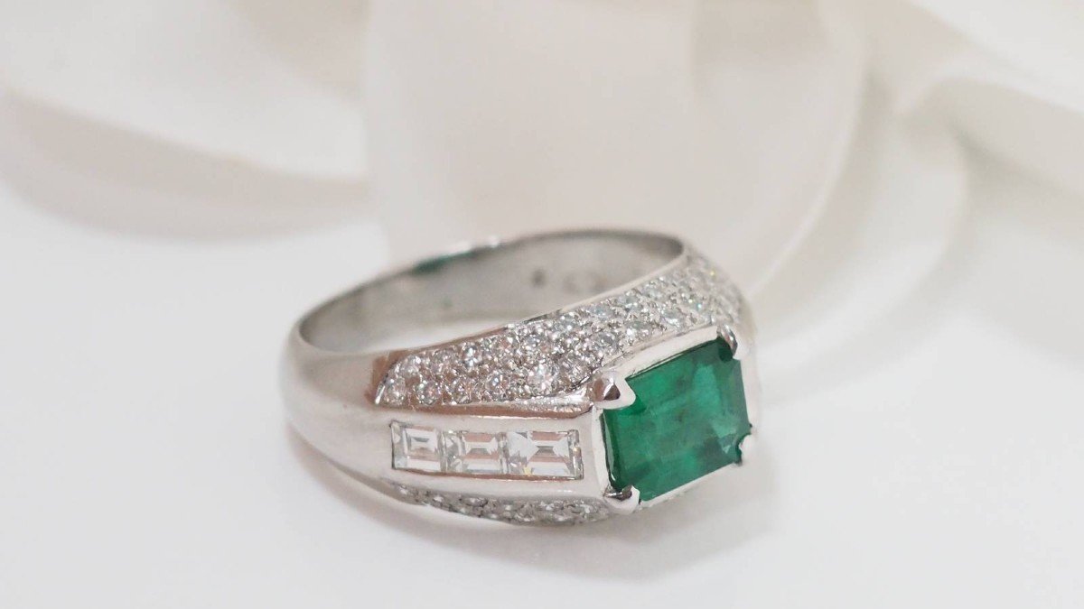 Bangle Ring In White Gold Emerald And Diamonds-photo-4