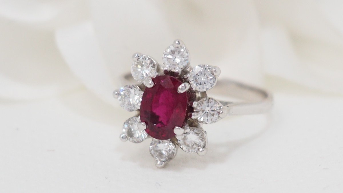 Bague Entourage En Or Blanc, Rubis Ovale Et Diamants-photo-3