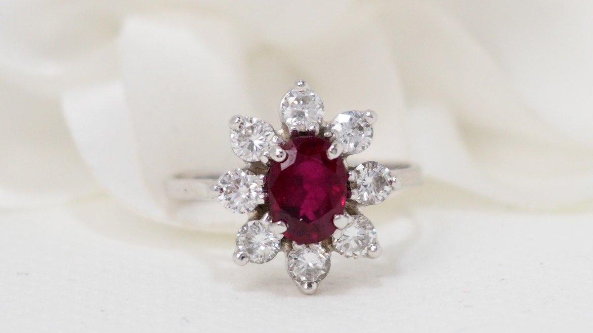 Bague Entourage En Or Blanc, Rubis Ovale Et Diamants-photo-1