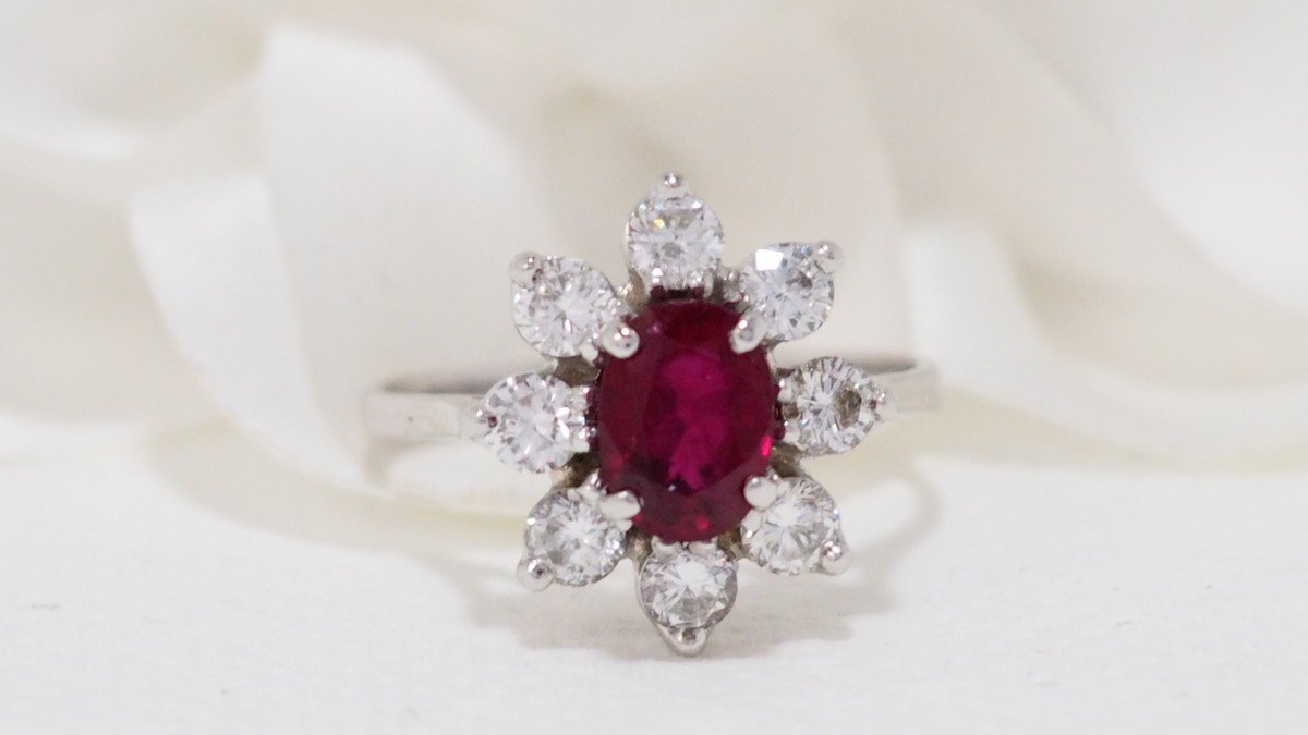 Bague Entourage En Or Blanc, Rubis Ovale Et Diamants
