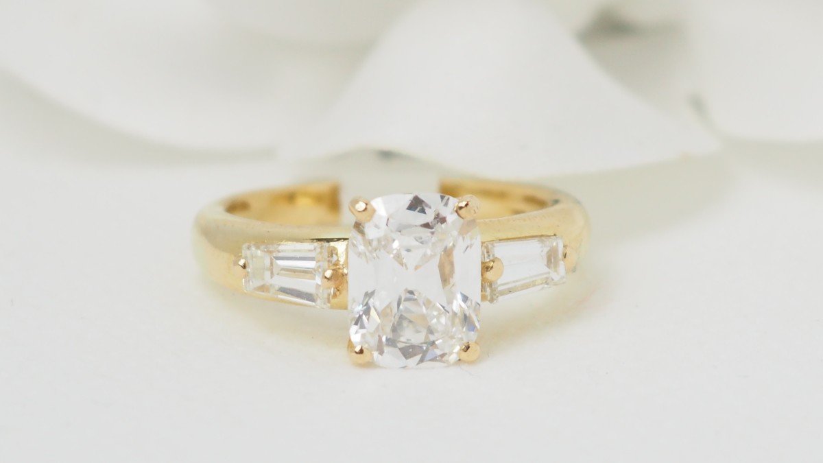 Certified 2cts Cushion Cut Diamond And Yellow Gold Ring-photo-3