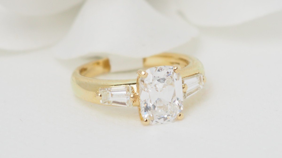 Certified 2cts Cushion Cut Diamond And Yellow Gold Ring-photo-1