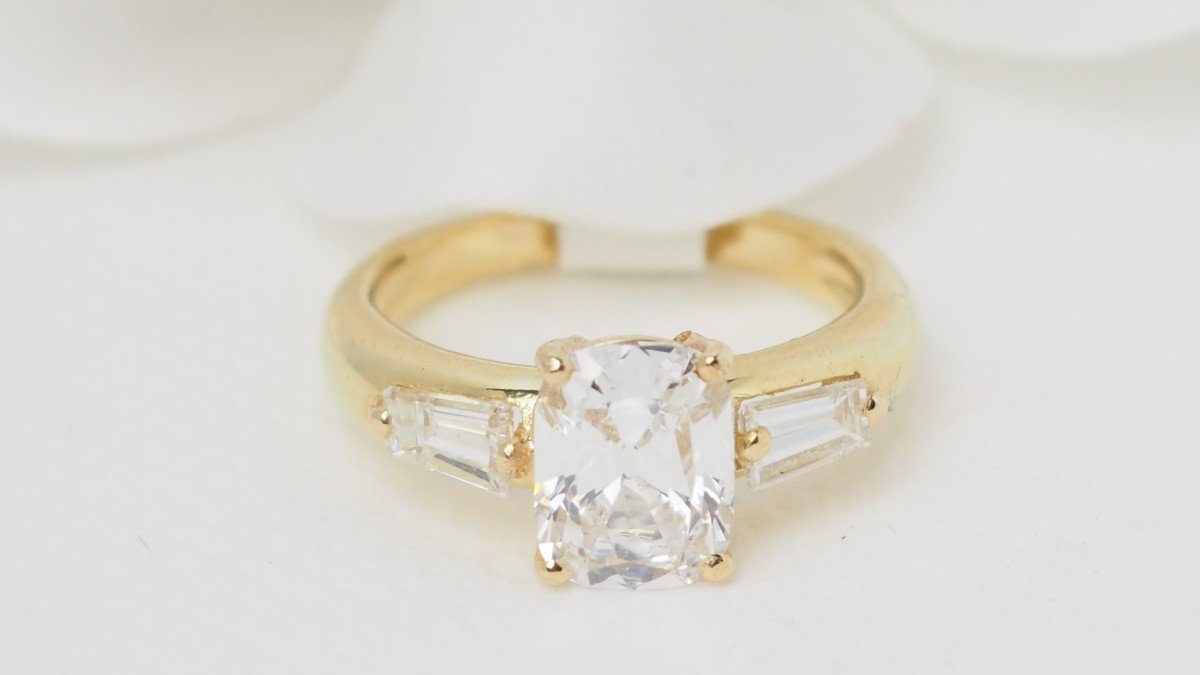 Certified 2cts Cushion Cut Diamond And Yellow Gold Ring-photo-2