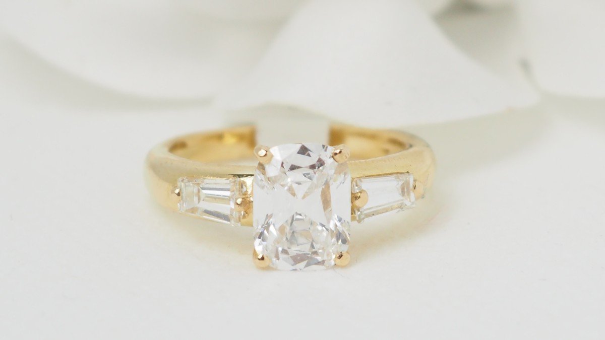 Certified 2cts Cushion Cut Diamond And Yellow Gold Ring