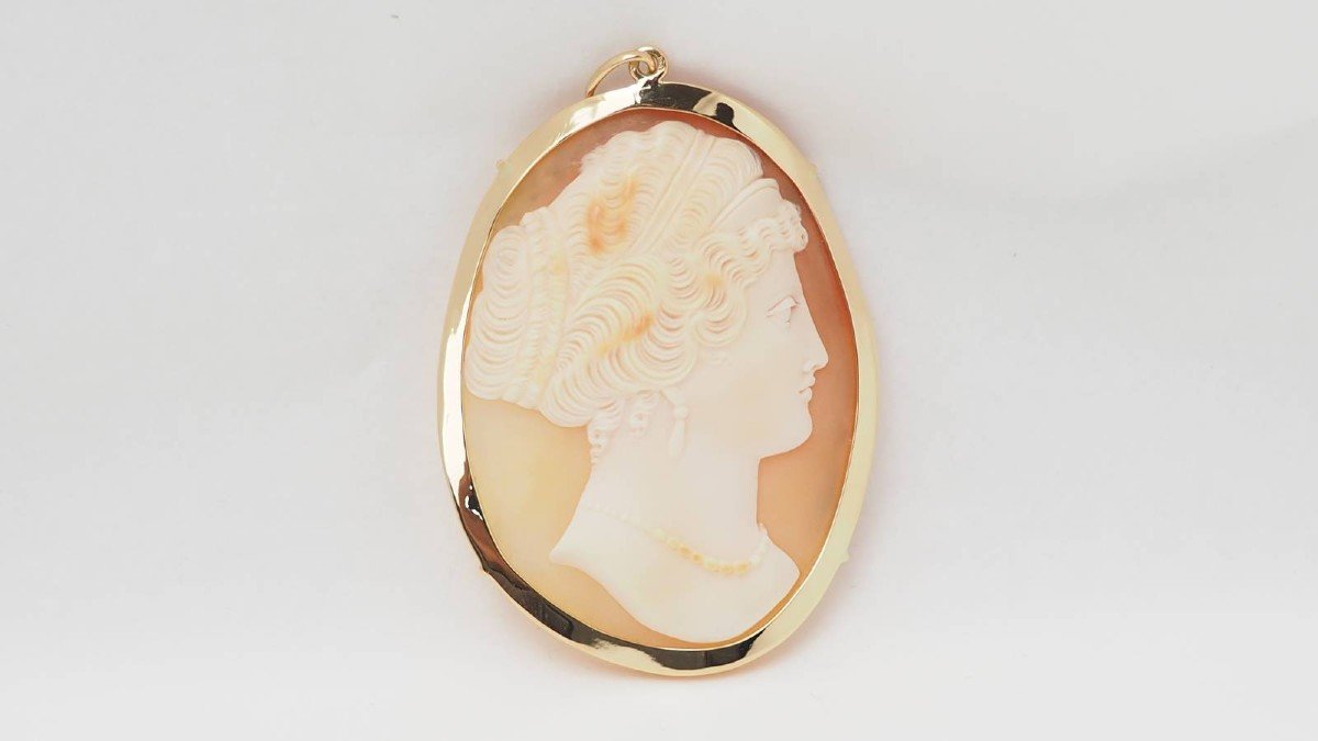 Cameo Pendant In Yellow Gold