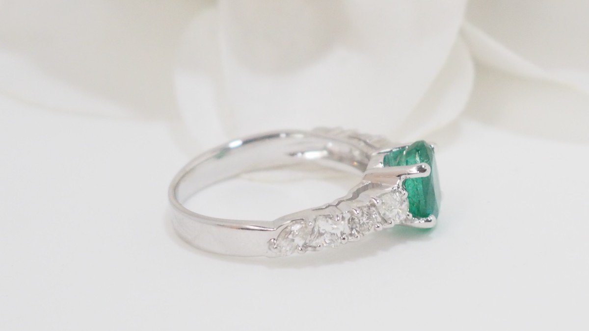 Bague En Or Blanc Emeraude Et Diamants-photo-4