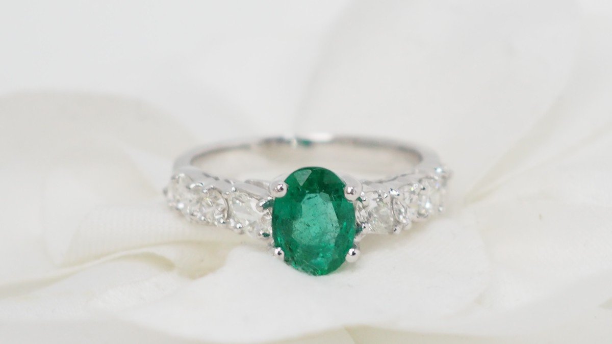 Bague En Or Blanc Emeraude Et Diamants
