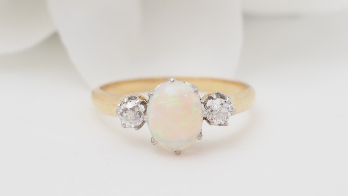 Bague En Or Jaune, Opale Ovale Et Diamants