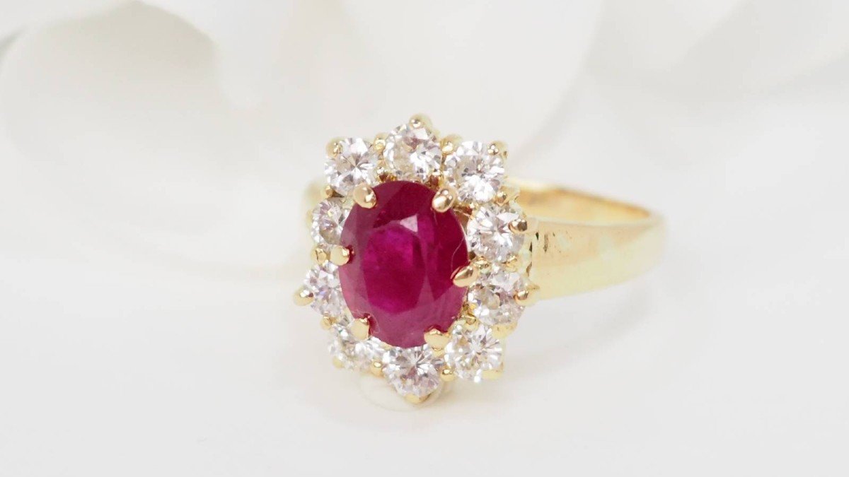 Bague Entourage En Or Jaune, Rubis Ovale Et Diamants-photo-3