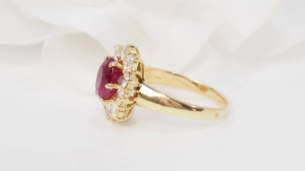 Bague Entourage En Or Jaune, Rubis Ovale Et Diamants-photo-2