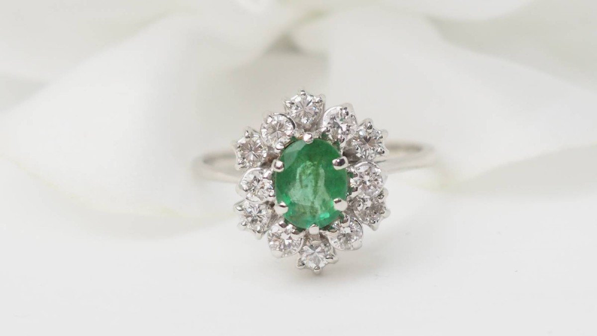 Bague Entourage En Or Jaune, émeraude Et Diamants