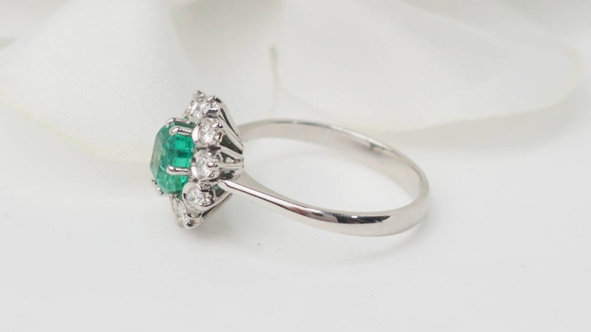 Marguerite Ring In White Gold, Emerald And Diamonds -photo-4