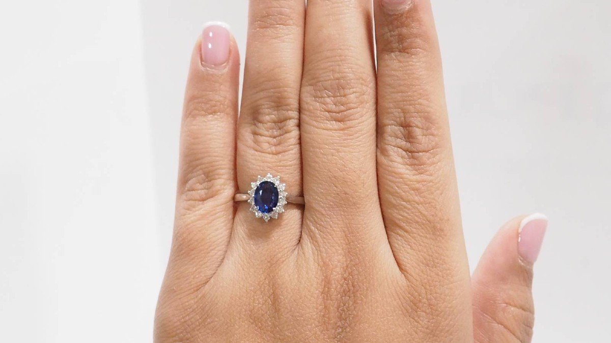 Bague Entourage En Or Blanc, Saphir Ceylan Et Diamants-photo-2