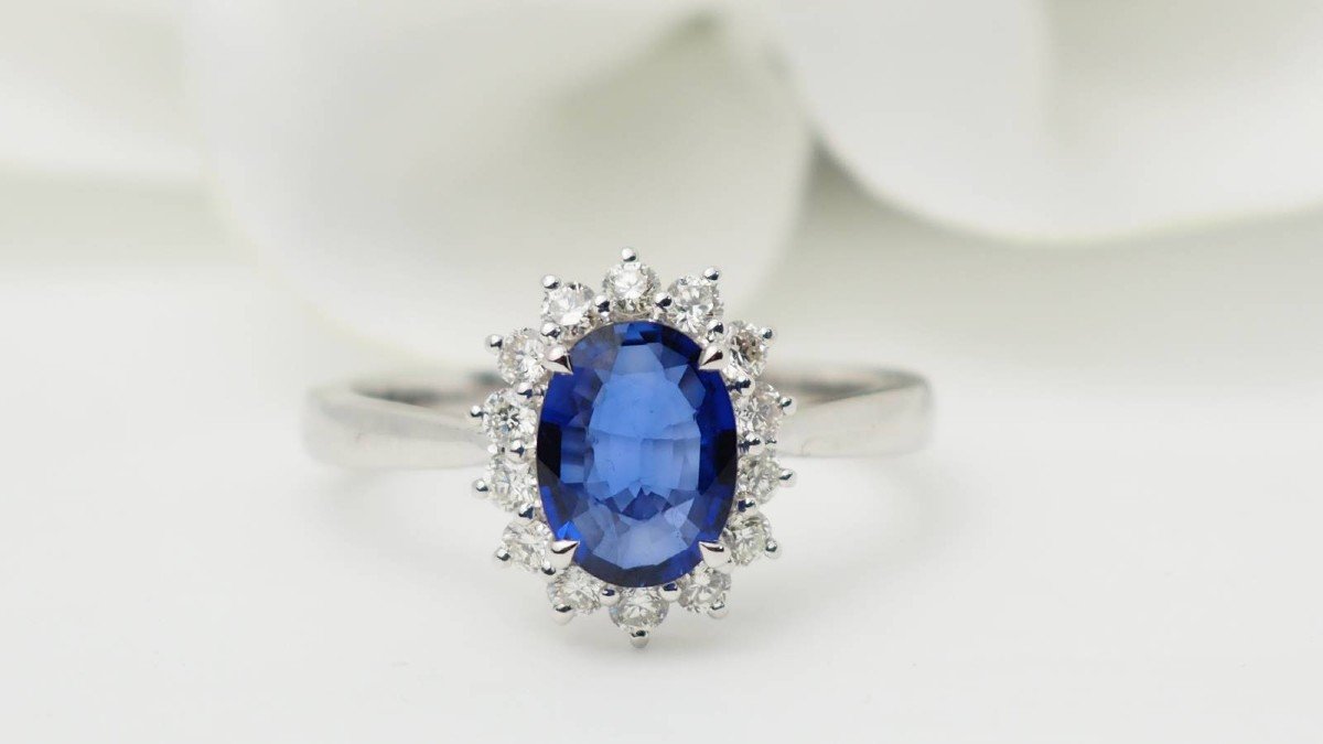 Bague Entourage En Or Blanc, Saphir Ceylan Et Diamants