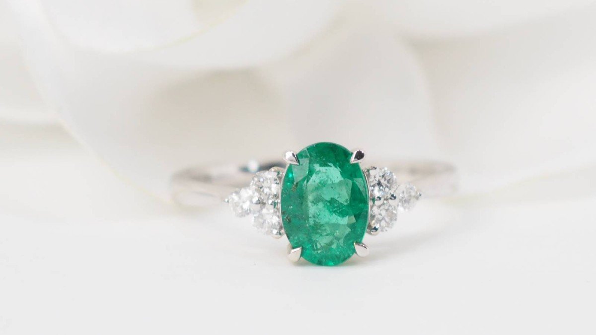White Gold Ring, Oval Emerald And Diamonds-photo-1